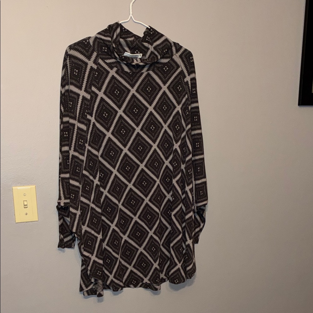 Masai Elegant Black and White Geometric Oversized Tunic Top